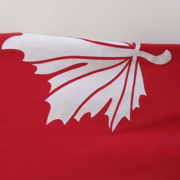 Red "Canada" T - Picture 4 of 6